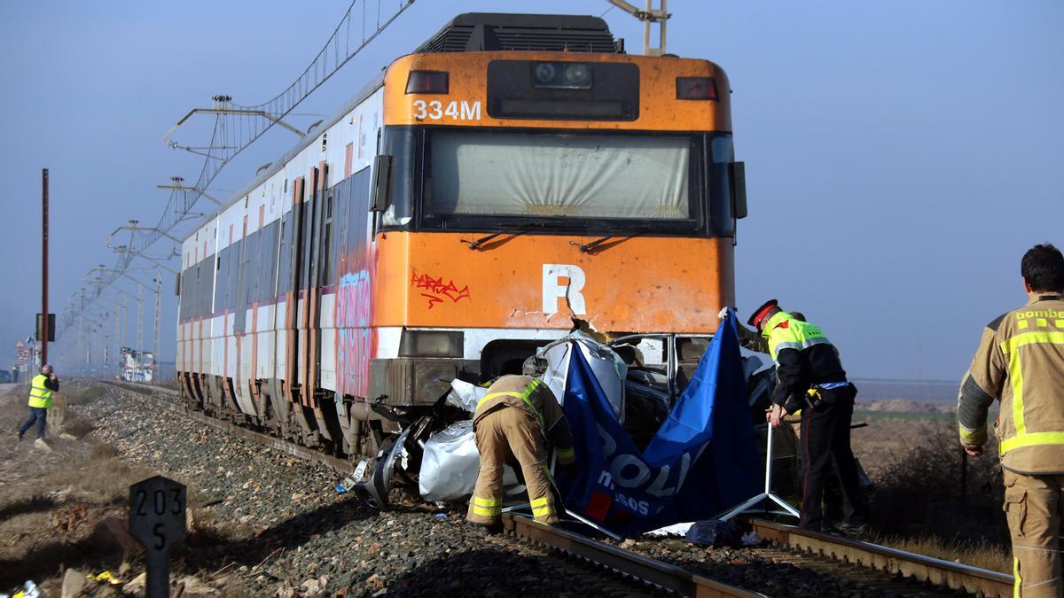 Muere el conductor de un vehículo tras chocar contra un tren de la R12 de Rodalies en Lleida