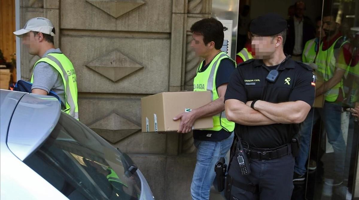 Agentes de la Gaurdia Civil saliendo de la sede de Efial en Barcelona tras la entrada y registro de julio del 2016.