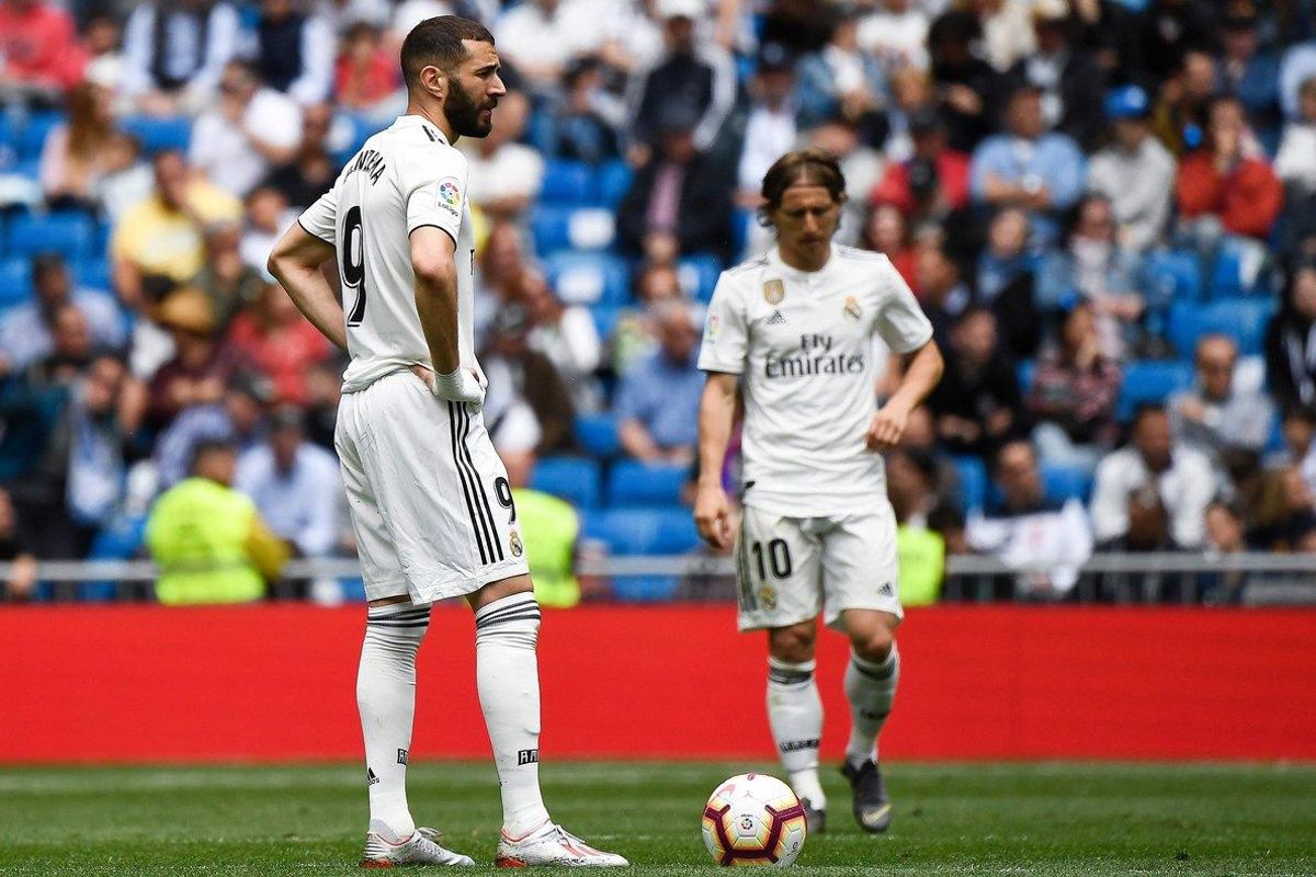 Modric (d) y Benzema se lamentan tras un gol del Betis. Modric (d) y Benzema se lamentan tras un gol del Betis.