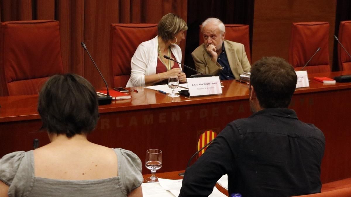 La presidenta de la comisión de la Operación Cataluña, Alba Vergès, habla con un letrado del Parlament, este martes, durante la presentación de las conclusiones. La presidenta de la comisión de la Operación Cataluña, Alba Vergès, habla con un letrado del Parlament, este martes, durante la presentación de las conclusiones.