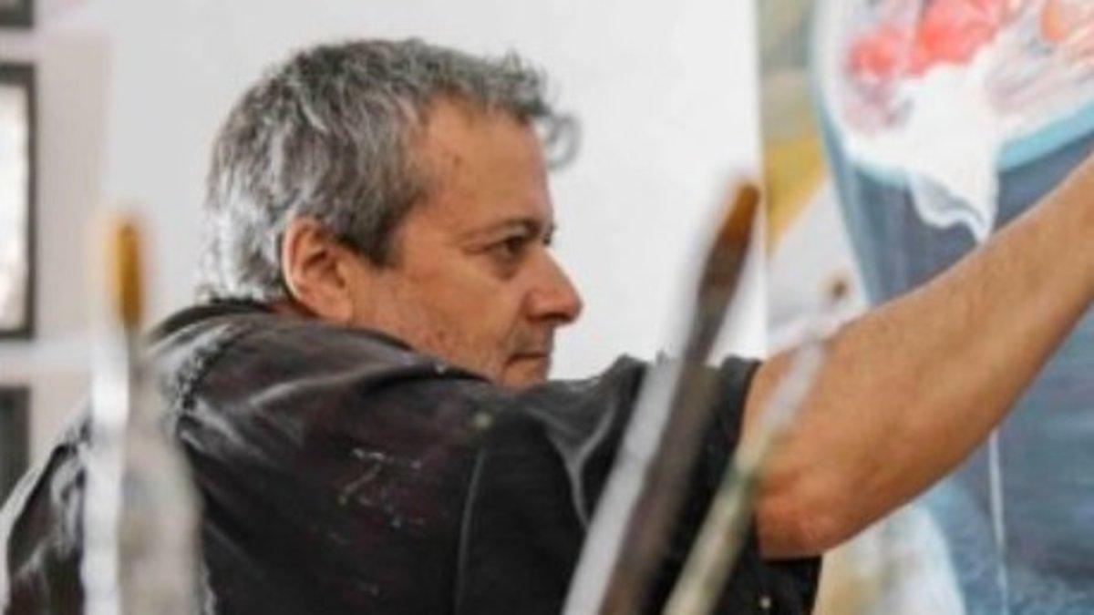 El artista chileno Guillermo del Valle, en pleno proceso creativo en su taller.