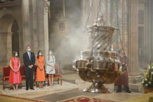 Los Reyes, la princesa de Asturias y la infanta Sofía asisten a la ofrenda al apóstol Santiago, este lunes.