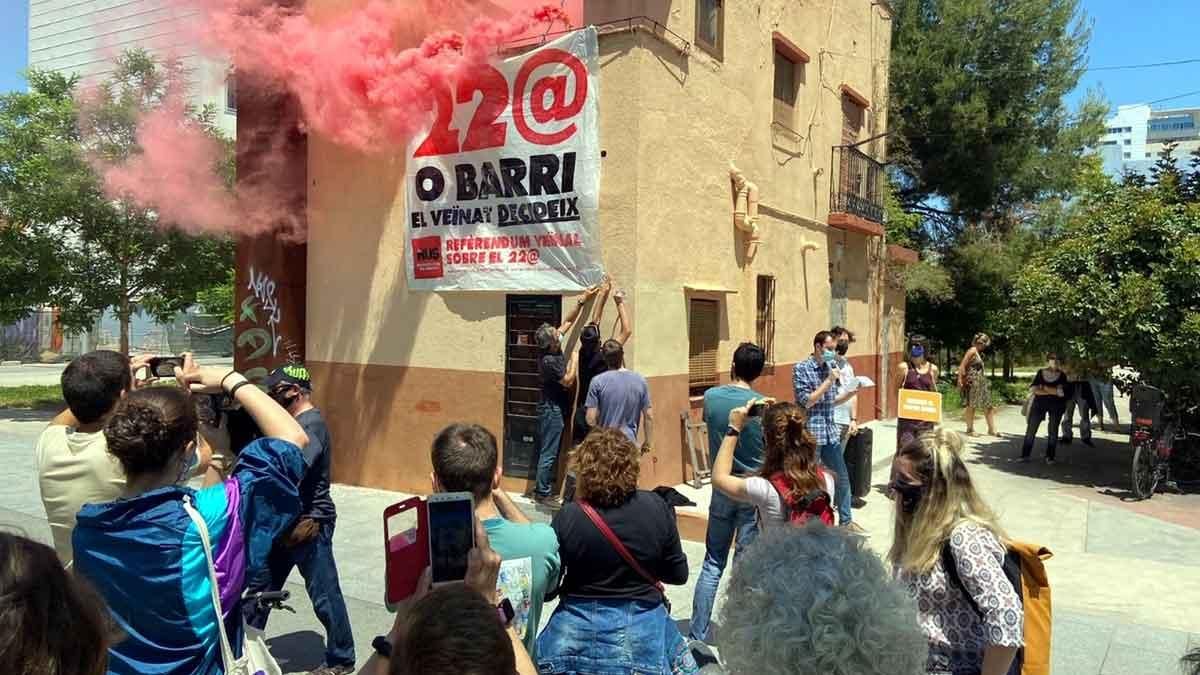 Acto en el que el Sindicat de Barri del Poblenou anuncia un referéndum vecinal sobre el futuro del 22@. Acto en el que el Sindicat de Barri del Poblenou anuncia un referéndum vecinal sobre el futuro del 22@.
