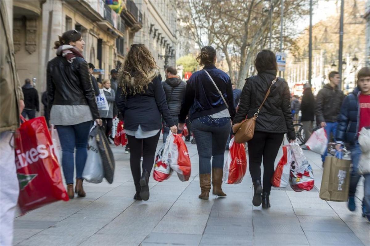 Jornada de rebajas de compras en el centro de Barcelona a prinicpios del 2017.