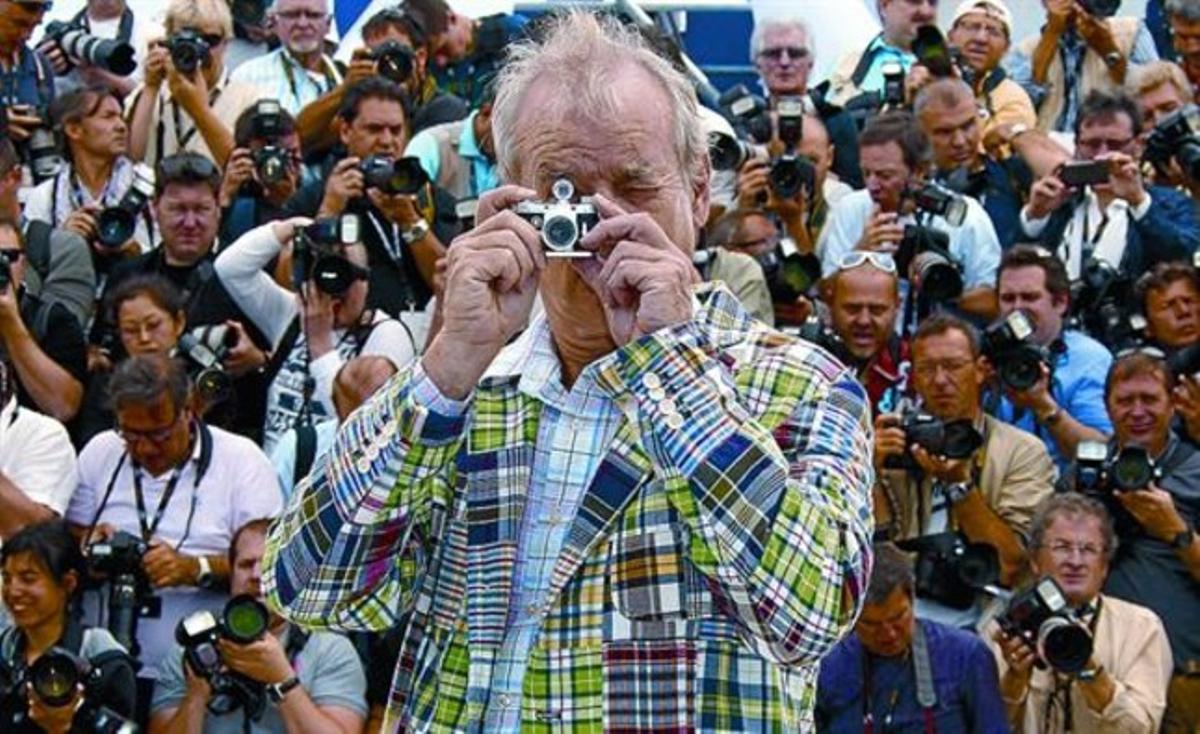 Bill Murray, uno de los actores de ’Moonrise Kingdom’, posa con una minicámara, ayer, en Cannes.