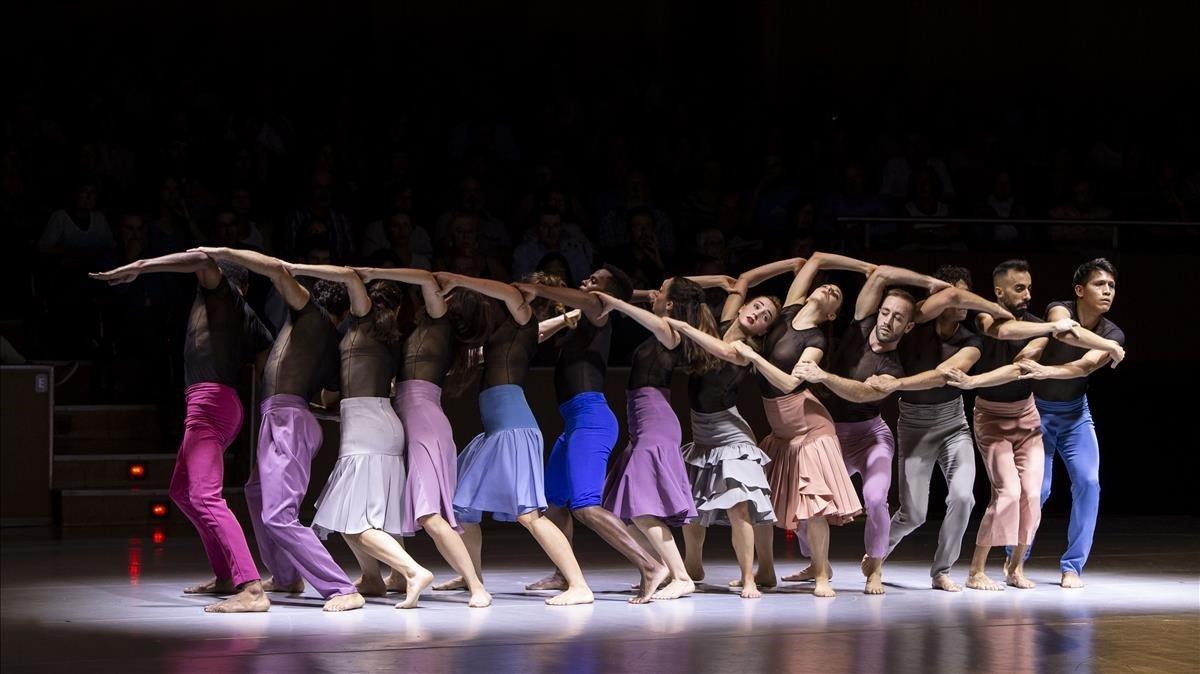 Los intérpretes de Crea Dance Company en un momento de la coreografía de Maria Rovira inspirada en el célebre ’Réquiem’ de Mozart.