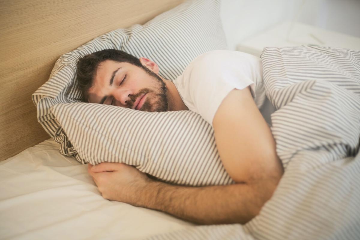 Dormir poco es un factor de riesgo para la salud... pero dormir mucho, también