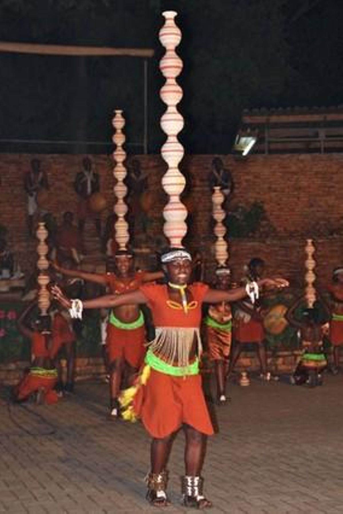 Momento de la actuación de la Ndere Troupe. DANTON LLAPART Momento de la actuación de la Ndere Troupe. DANTON LLAPART