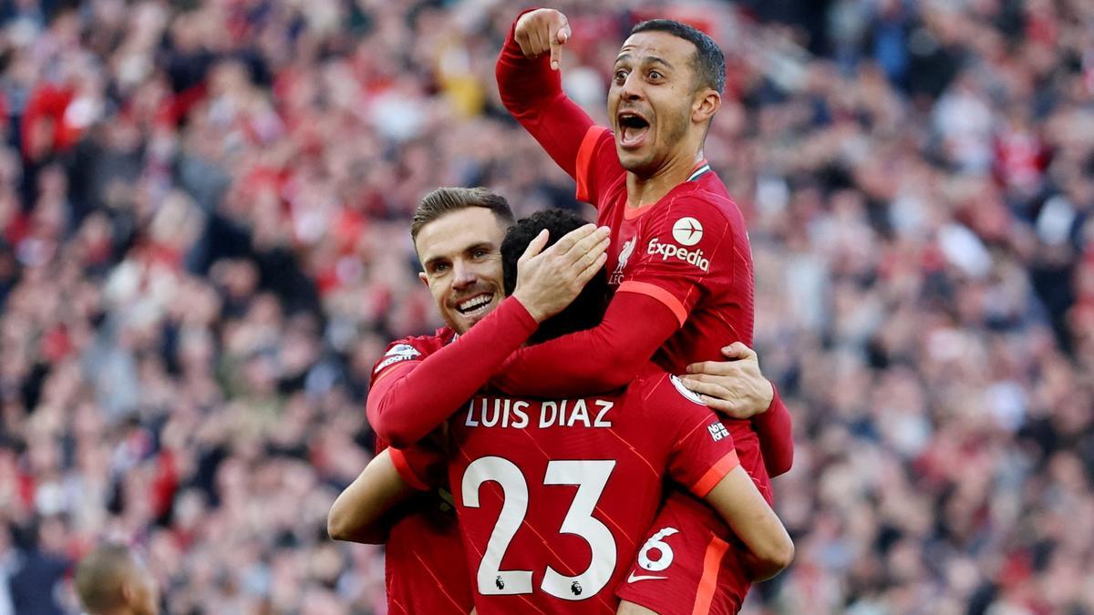 Thiago, sobre Luis Díaz, y Jordan Henderson celebran un gol del Liverpool en el derbi frente al Everton.