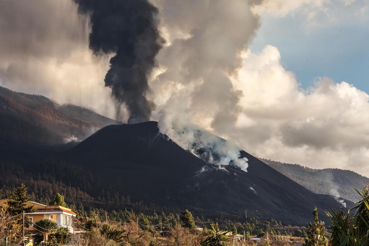 Una nueva colada en el volcán de La Palma avanza hacia el sur