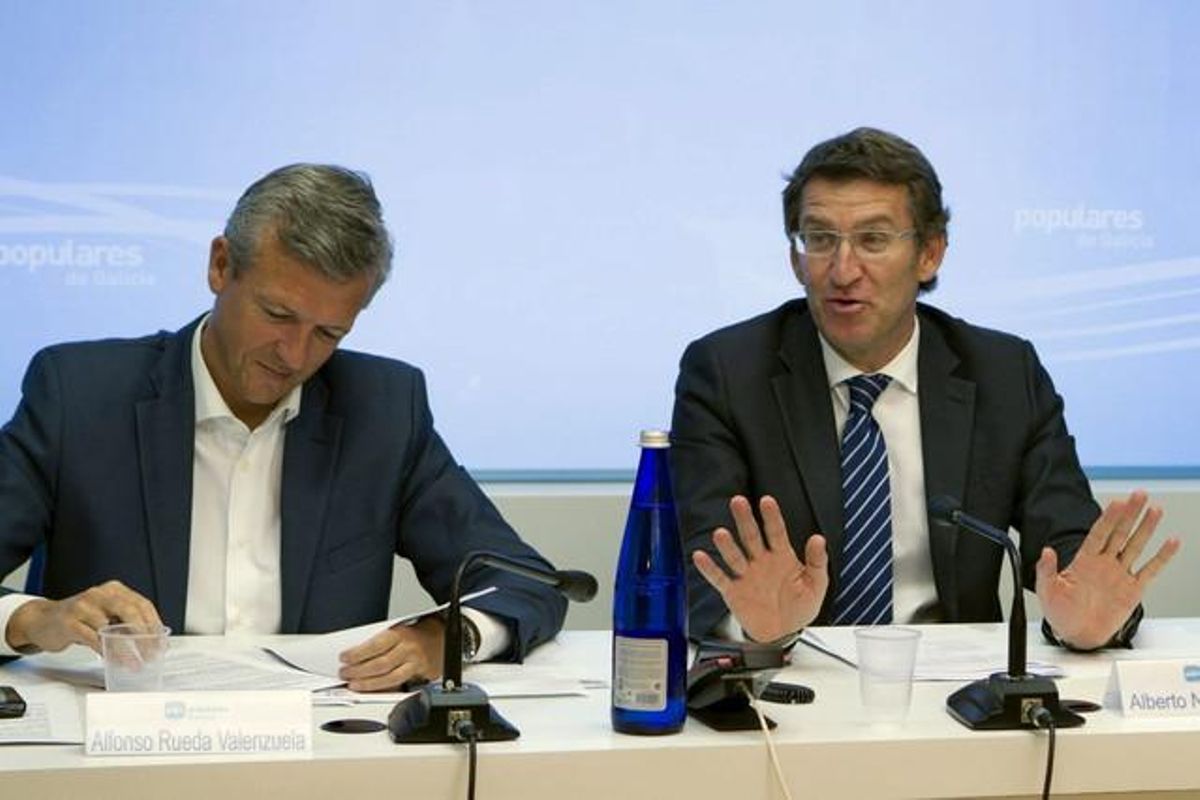 Alberto Núñez Feijóo (derecha) junto al consejero de Presidencia de la Xunta, Alfonso Rueda, el martes, en Santiago de Compostela. Alberto Núñez Feijóo (derecha) junto al consejero de Presidencia de la Xunta, Alfonso Rueda, el martes, en Santiago de Compostela.