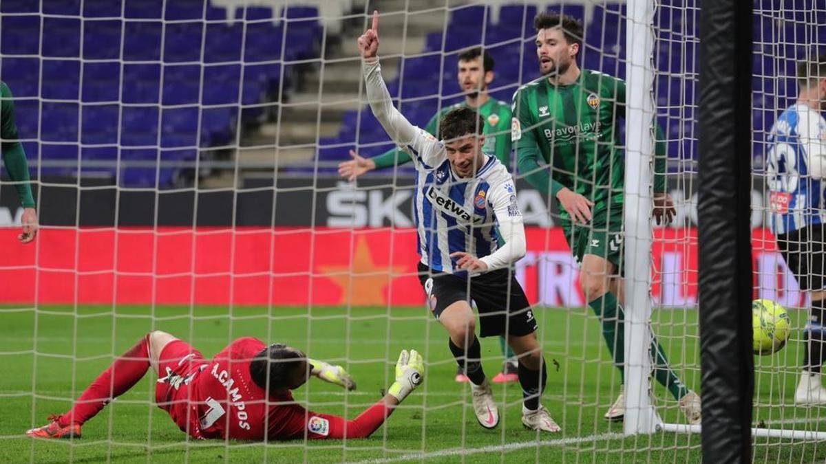 Puado celebra el segundo tanto del Espanyol al Castellón. Puado celebra el segundo tanto del Espanyol al Castellón.