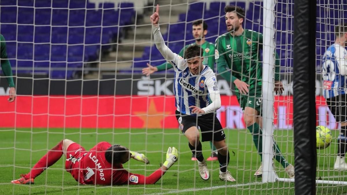 El Espanyol se coloca lider en solitario tras su victoria y la derrota del Mallorca en una jornada con tres partidos aplazados. El Espanyol se coloca lider en solitario tras su victoria y la derrota del Mallorca en una jornada con tres partidos aplazados.