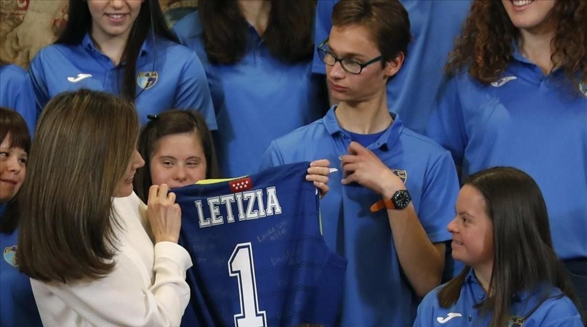 La reina Letizia ha recibido en el Palacio de la Zarzuela a una representacion del club de baloncesto del Estudiantes y de su Fundacion compuesta por jugadores cuerpo tecnico directivos e integrantes de distintas categorias. La reina Letizia ha recibido en el Palacio de la Zarzuela a una representacion del club de baloncesto del Estudiantes y de su Fundacion compuesta por jugadores cuerpo tecnico directivos e integrantes de distintas categorias.