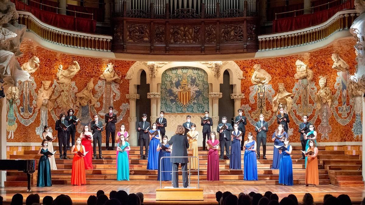 El Cor Jove Nacional de Catalunya, dirigido por Mireia Barrera, durante su concierto en el Palau de la Música el pasado jueves. El Cor Jove Nacional de Catalunya, dirigido por Mireia Barrera, durante su concierto en el Palau de la Música el pasado jueves.