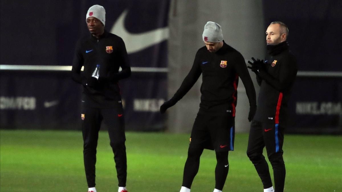 Dembélé, Mascherano e Iniesta, en el entrenamiento del Barça en la ciudad deportiva de Sant Joan Despí. Dembélé, Mascherano e Iniesta, en el entrenamiento del Barça en la ciudad deportiva de Sant Joan Despí.