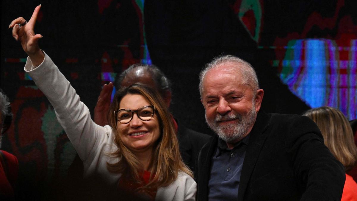 El presidente electo brasileño, Luiz Inácio Lula da Silva, y su esposa, Janja.