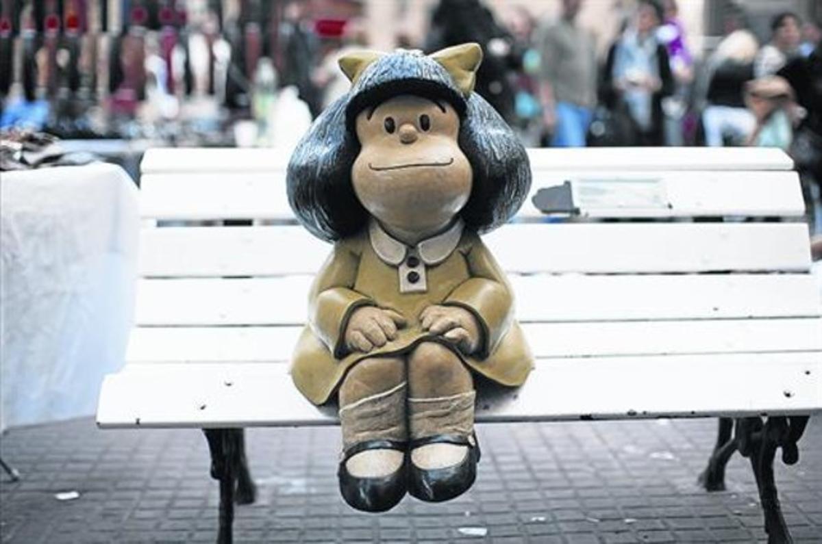 Una muñeca de Mafalda en un banco de Buenos Aires, en la Argentina natal de Quino, su creador.