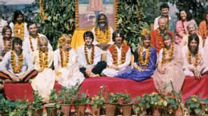 Los Beatles y sus parejas, con el Maharishi y otros discípulos en Rishikesh.