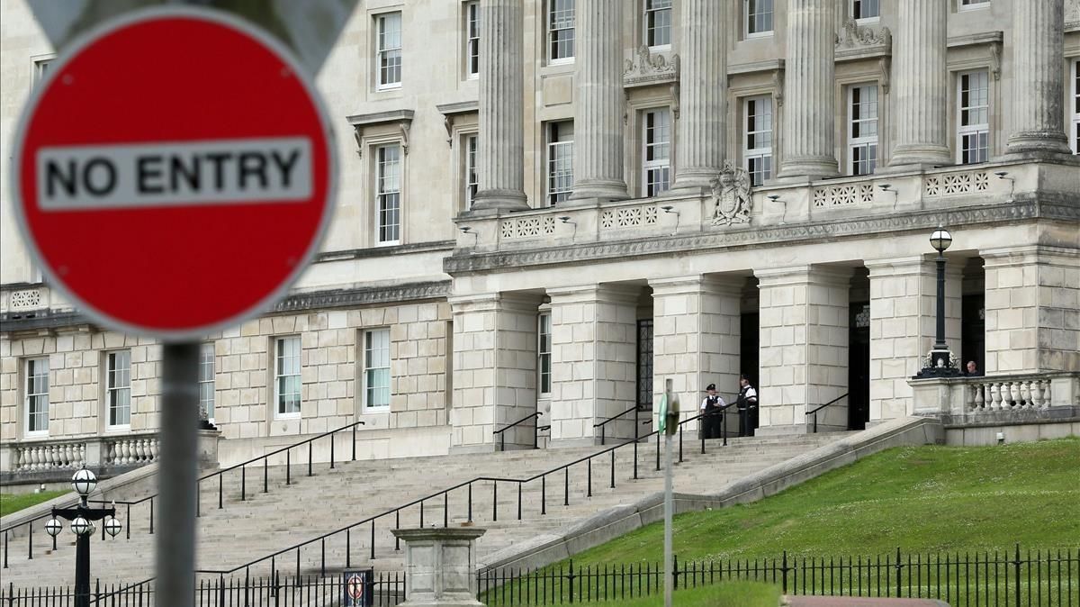 La policía patrulla por el castillo de Stormont, sede de la Asamblea de Irlanda del Norte. La policía patrulla por el castillo de Stormont, sede de la Asamblea de Irlanda del Norte.