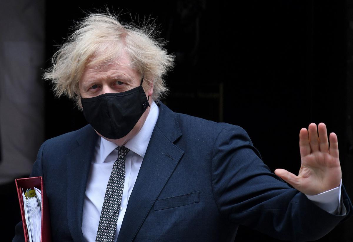 El primer ministro británico, Boris Johnson, abandona el 10 Downing Street hoy miércoles.