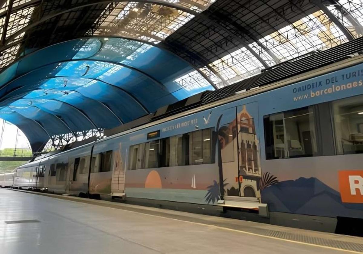 El primer tren turístico del proyecto ’Barcelona és molt més’, este sábado en la estación de França.