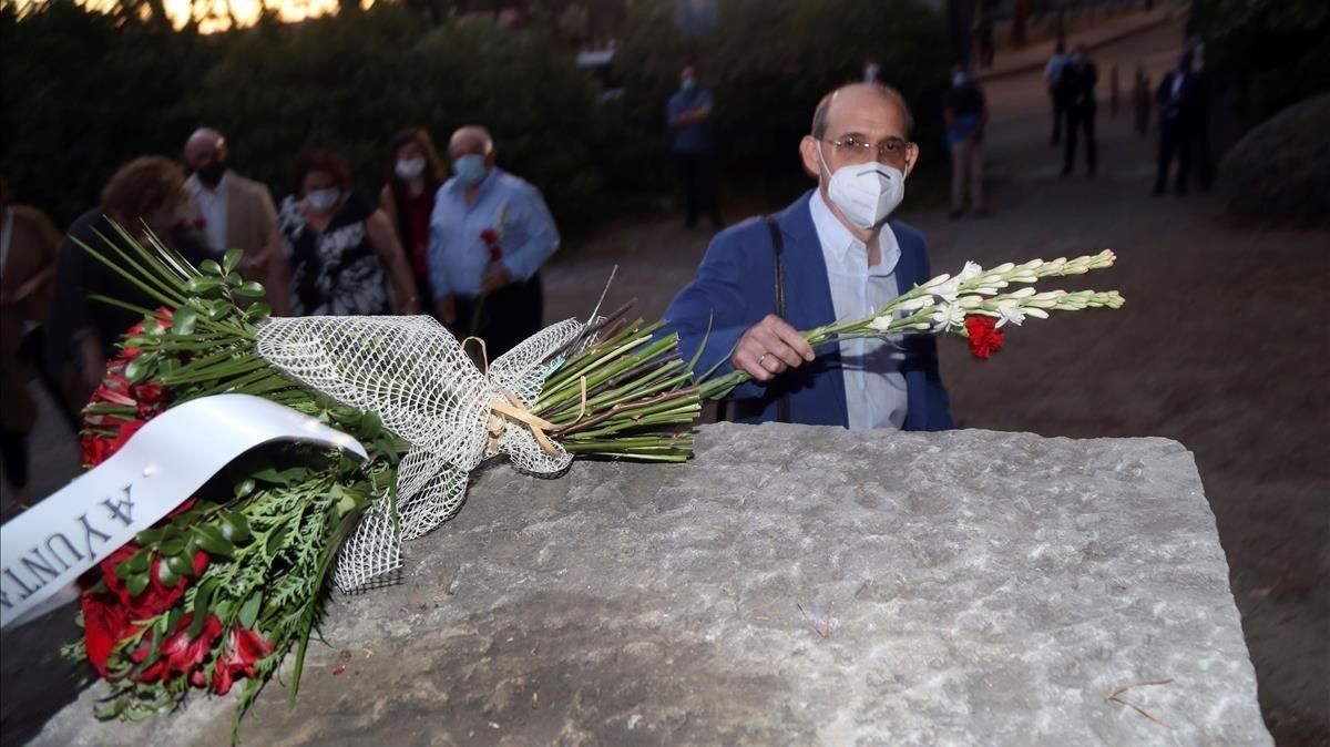 Rafael Cano Guervos, decano de la Facultad de Ciencias Económicas, pone flores en el monolito del parque García Lorca, este lunes, en Alfacar, en el acto de homenaje al poeta. Rafael Cano Guervos, decano de la Facultad de Ciencias Económicas, pone flores en el monolito del parque García Lorca, este lunes, en Alfacar, en el acto de homenaje al poeta.
