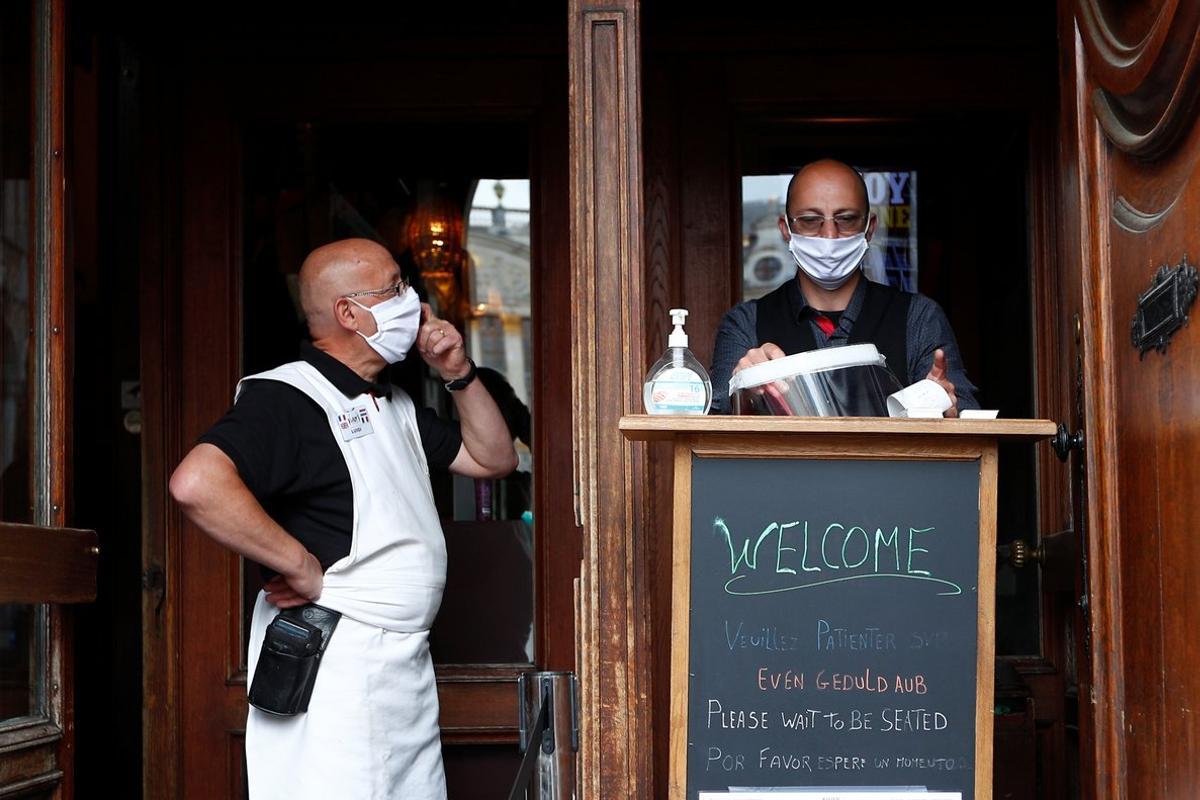 Camareros con mascarilla en un restaurante en Bruselas.