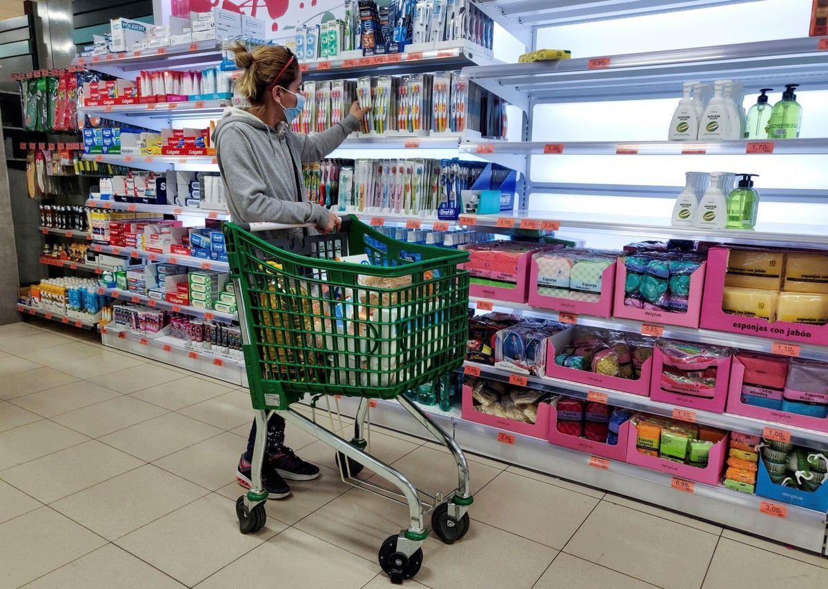 Una clienta elige productos en un supermercado.