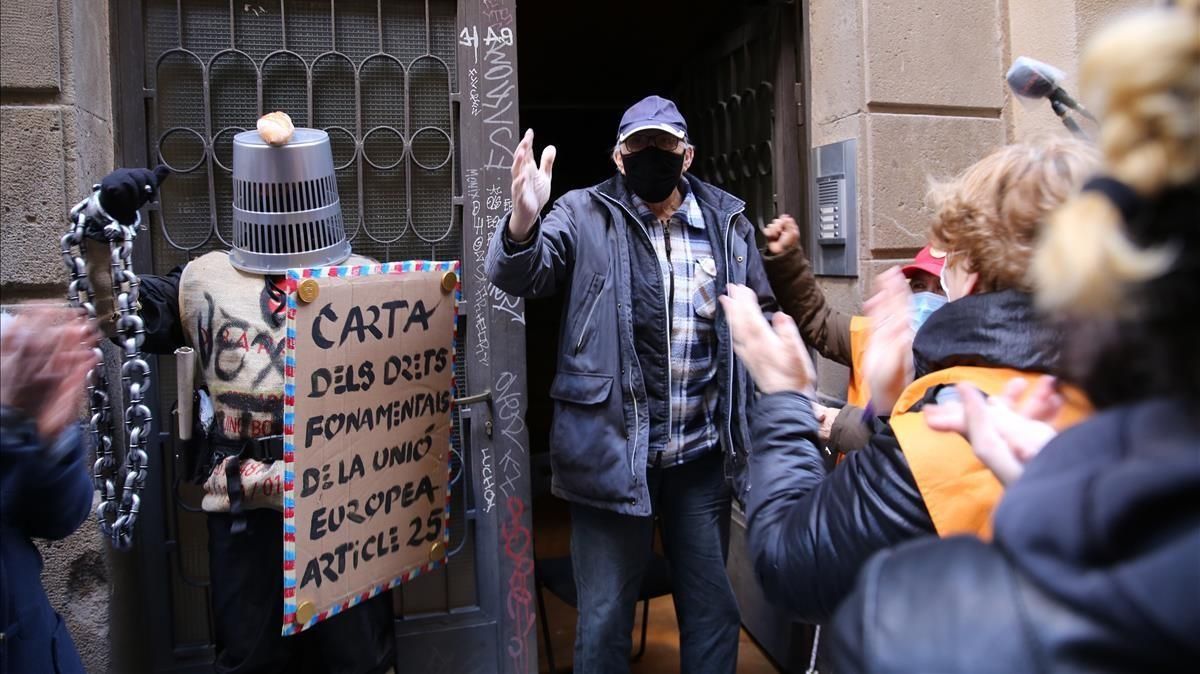 Alejandro saluda a los concentrados ante su vivienda, ayer tras posponerse el desahucio de su piso. Alejandro saluda a los concentrados ante su vivienda, ayer tras posponerse el desahucio de su piso.