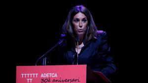 Isabel Vidal, presidenta de Adetca, durante su intervención en el acto conmemorativo del 30 aniversario de la asociación en el Teatre Tívoli de Barcelona.