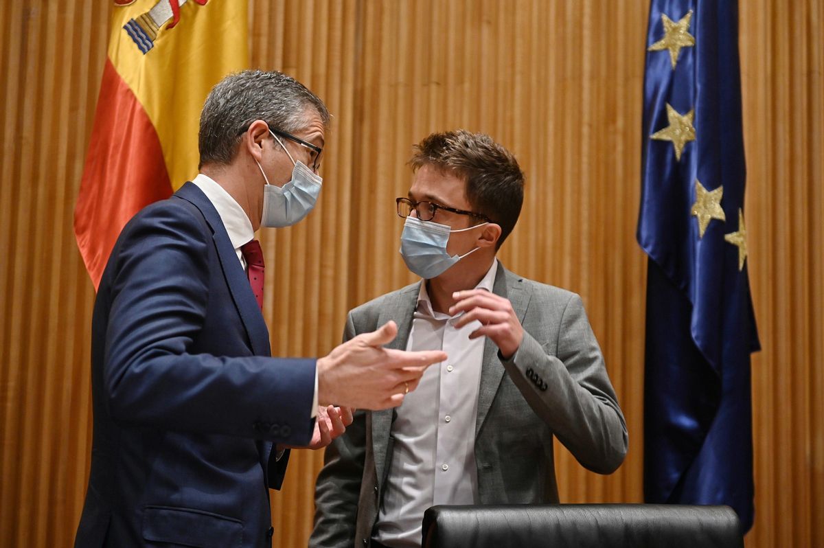 El gobernador del Banco de España, Pablo Hernández de Cos, conversa con el presidente de la Comisión de Calidad Democrática del Congreso, el diputado Íñigo Errejón, de Más País, el pasado 22 de diciembre de 2020, en la Cámara baja. El gobernador del Banco de España, Pablo Hernández de Cos, conversa con el presidente de la Comisión de Calidad Democrática del Congreso, el diputado Íñigo Errejón, de Más País, el pasado 22 de diciembre de 2020, en la Cámara baja.