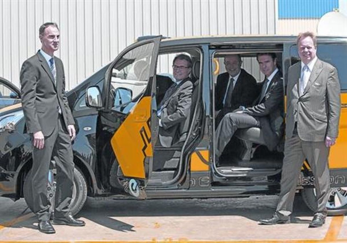 De izquierda a derecha, Frank Torres, Artur Mas, Felip Puig, José Manuel Soria y Andy Palmer, en una e-NV200. De izquierda a derecha, Frank Torres, Artur Mas, Felip Puig, José Manuel Soria y Andy Palmer, en una e-NV200.