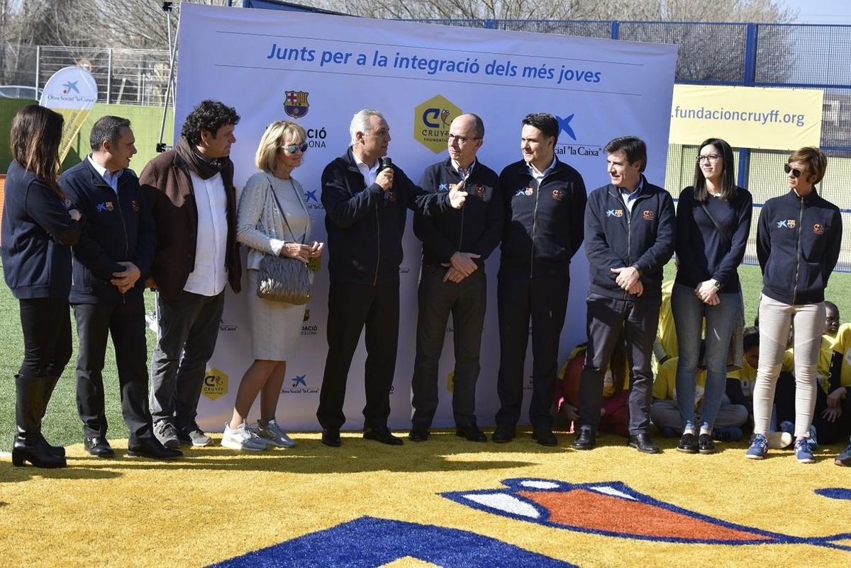 Stoichkov se dirige a los asistentes a la inauguración de la Cruyff Court de Martorell. A su derecha, Danny, la viuda del holandés. A su izquierda, el vicepresidente Cardoner. Stoichkov se dirige a los asistentes a la inauguración de la Cruyff Court de Martorell. A su derecha, Danny, la viuda del holandés. A su izquierda, el vicepresidente Cardoner.
