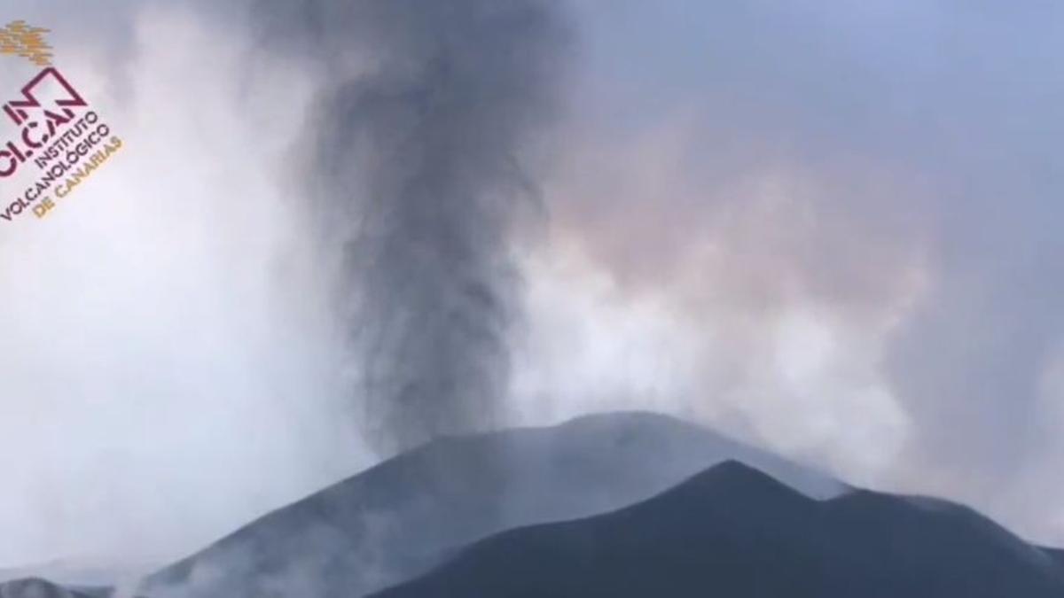 La lava del volcán de La Palma discurre por las coladas ya creadas sin provocar más daños