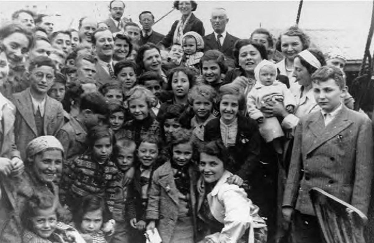 Pasajeros refugiados judíos a bordo del ’Saint Louis’, en una imagen del libro de Armando Lucas Correa ’La niña alemana’. 