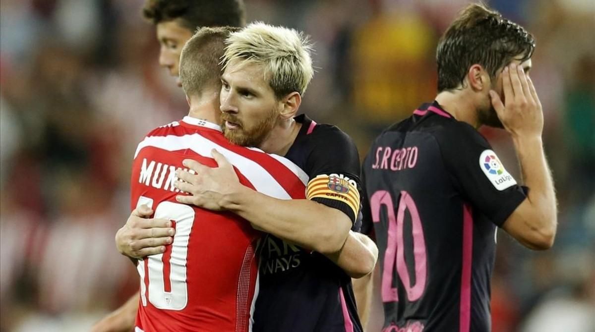 Messi se abraza a Muniain tras el partido. Messi se abraza a Muniain tras el partido.