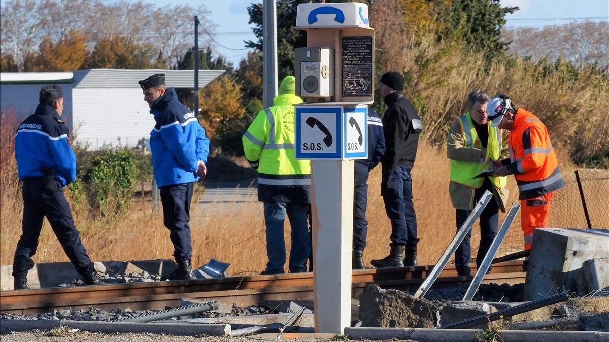 Investigadores en el lugar del accidente de Millas. Investigadores en el lugar del accidente de Millas.