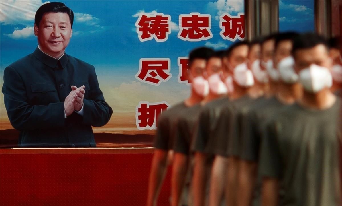 Agentes de la policía paramilitar china marchan en formación ante un cartel del presidente chino, Xi Jinping, en el día inaugural del primer Congreso Nacional del Pueblo tras la declaración de la pandemia por coronavirus. Agentes de la policía paramilitar china marchan en formación ante un cartel del presidente chino, Xi Jinping, en el día inaugural del primer Congreso Nacional del Pueblo tras la declaración de la pandemia por coronavirus.