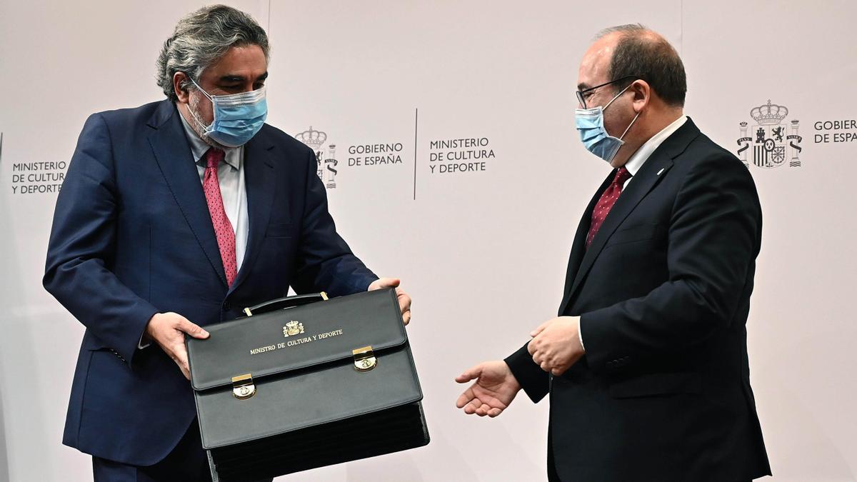 Iceta, rebiendo la cartera del ministerio de Cultura de manos de Rodríguez Uribes