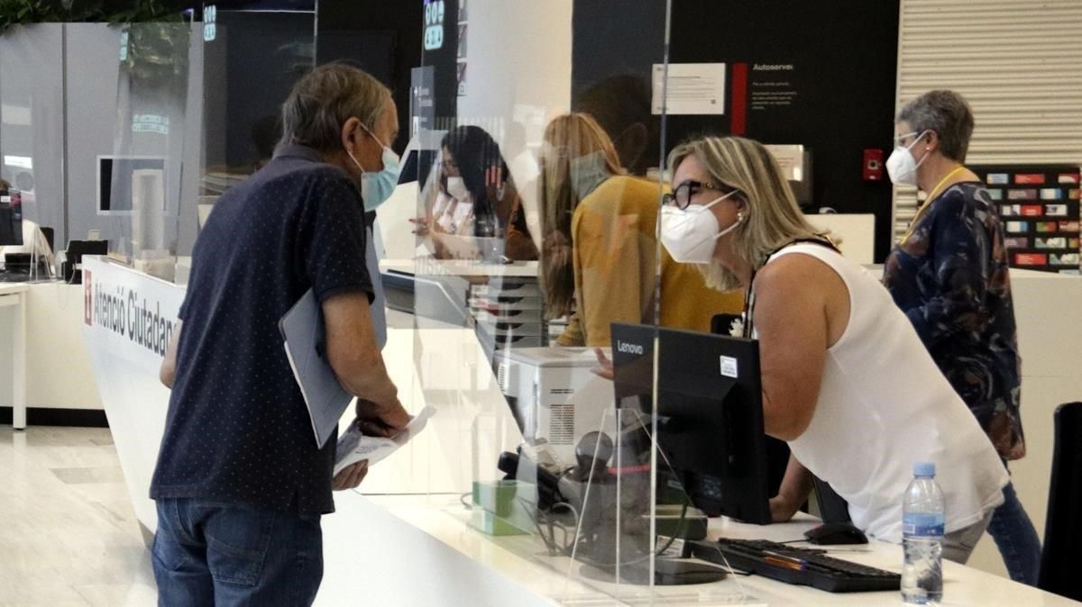 Entrada por turnos en la Oficina d’Atenció Ciutadana de la Generalitat en Girona. Entrada por turnos en la Oficina d’Atenció Ciutadana de la Generalitat en Girona.