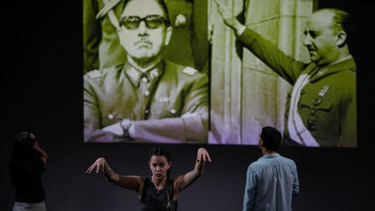 La obra también habla del paralelismo entre Pinochet y Franco. La obra también habla del paralelismo entre Pinochet y Franco.