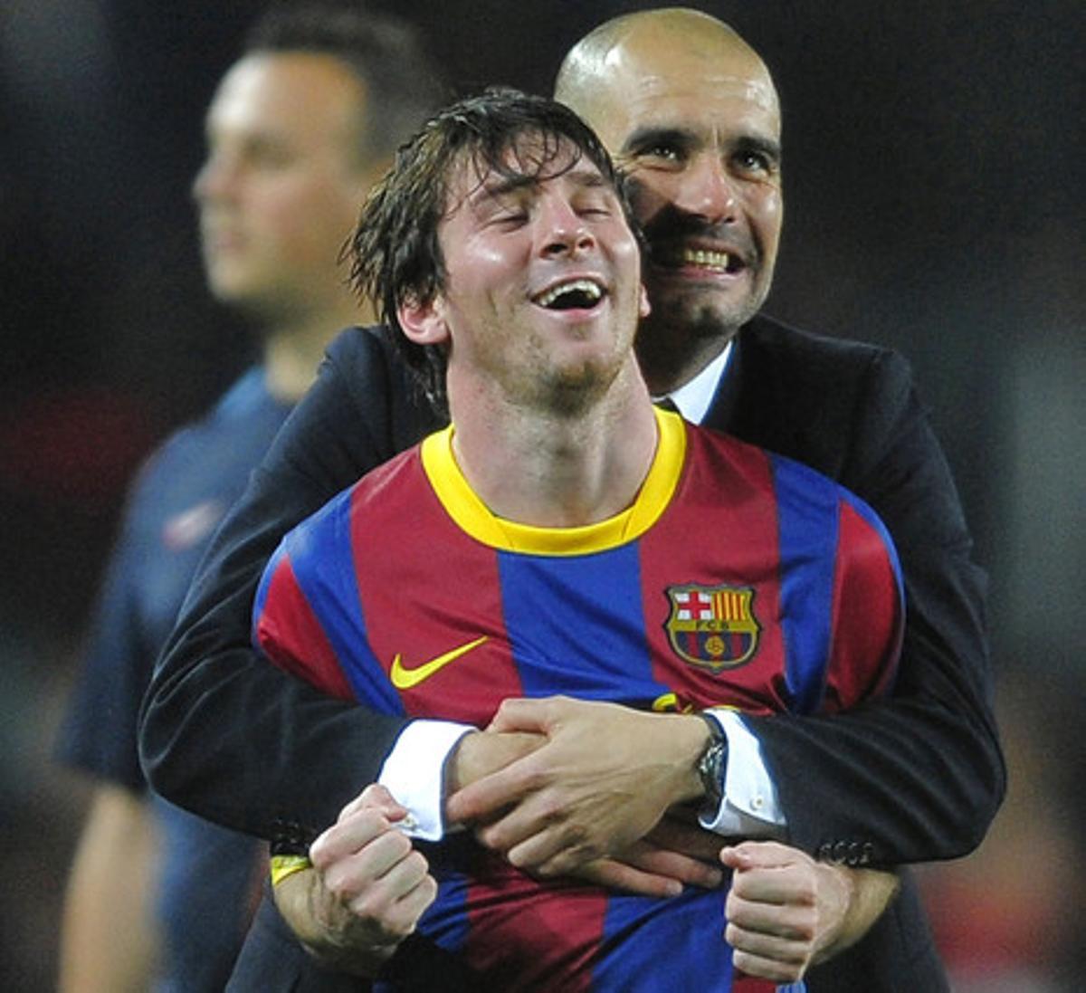 Guardiola abraza a Messi, que está pletórico tras una victoria.