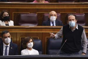 Pedro Sánchez, junto con los vicepresidentes Carmen Calvo y Pablo Iglesias, este 18 de noviembre durante la sesión de control al Gobierno en el Congreso.
