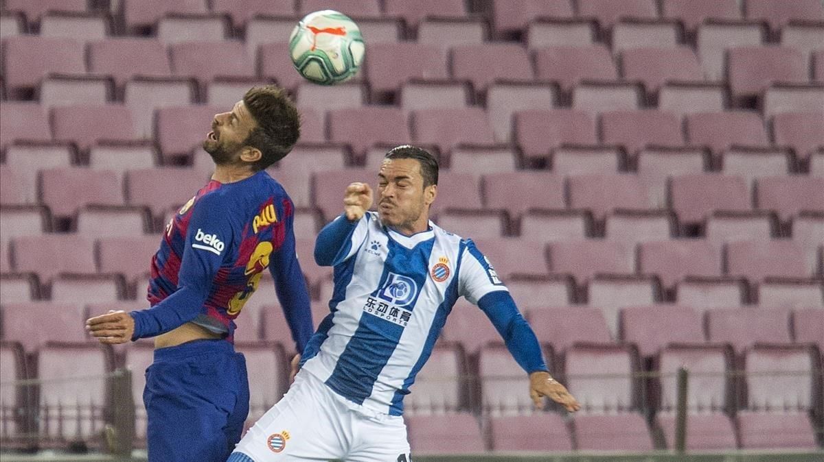 Piqué pelea con Raúl de Tomás en el derbi contra el Espanyol en el Camp Nou. Piqué pelea con Raúl de Tomás en el derbi contra el Espanyol en el Camp Nou.