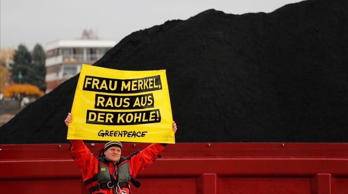 Protesta de Greenpeace contra el uso de carbón, durante la cumbre del clima de Bonn (COP23). Protesta de Greenpeace contra el uso de carbón, durante la cumbre del clima de Bonn (COP23).