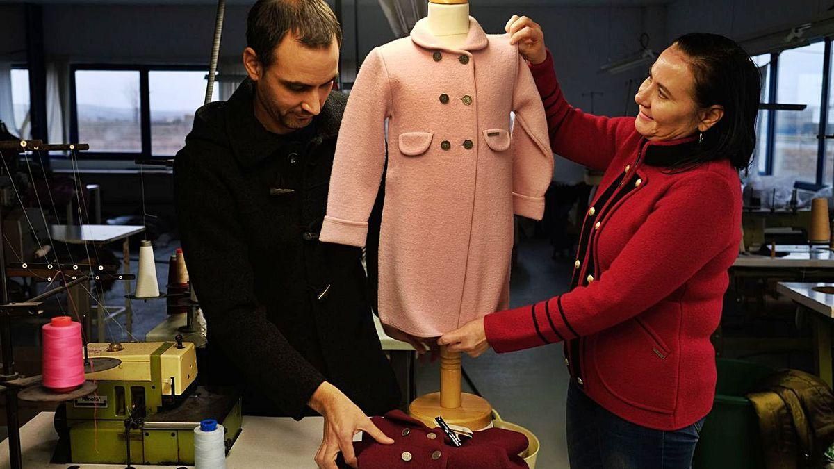 Raúl y Manoli Escudero con una de las piezas de su colección de abrigos. Raúl y Manoli Escudero con una de las piezas de su colección de abrigos.