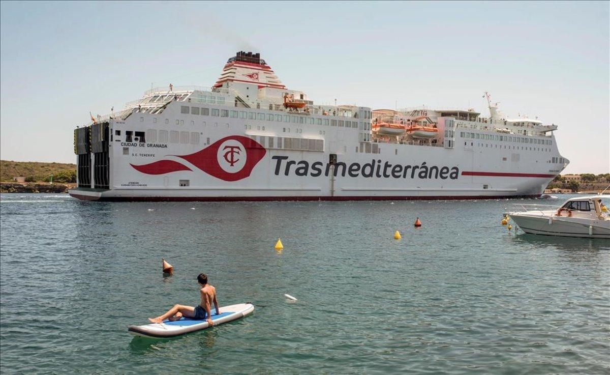 Un buque de Trasmediterránea abandona el puerto de Mahón hacia Barcelona. 