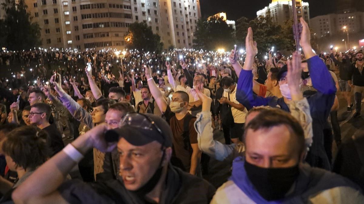 Manifestación contra el resultado electoral, la pasada noche en Minsk.