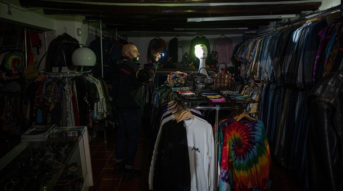Comercio del Raval a oscuras, este enero. Comercio del Raval a oscuras, este enero.
